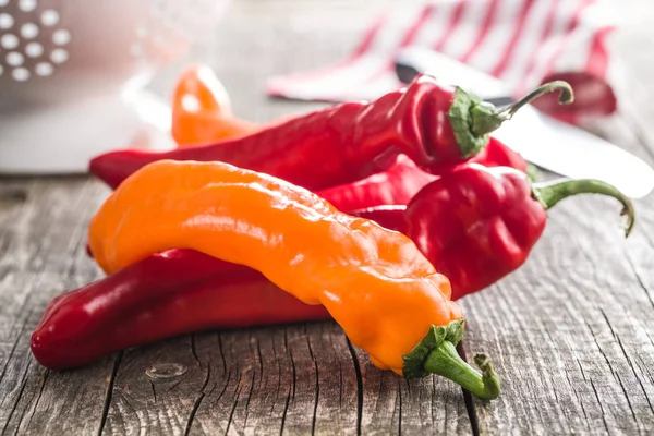 Oranje en rode paprika 's. — Stockfoto