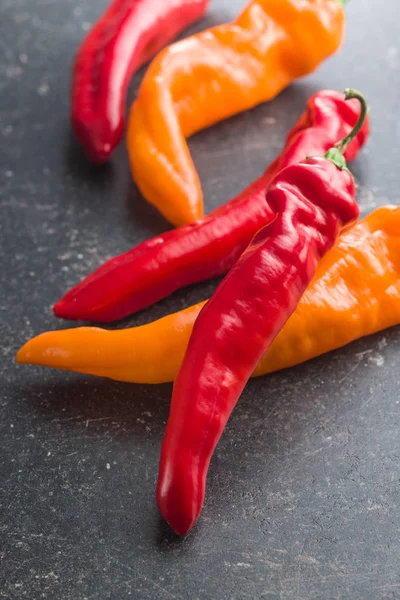 Oranje en rode paprika 's. — Stockfoto