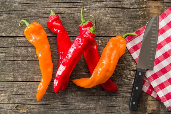 Oranje en rode paprika 's. — Stockfoto