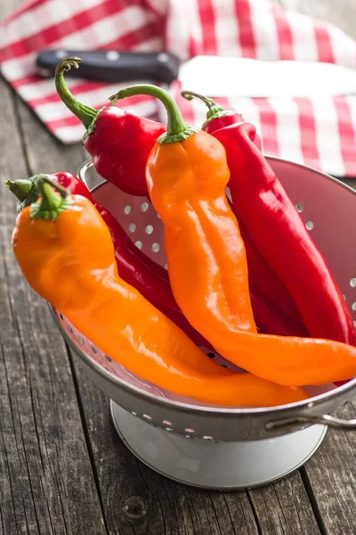 Oranje en rode paprika 's. — Stockfoto