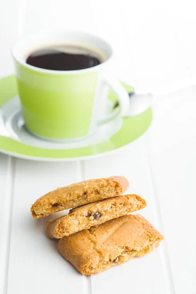 Biscuits sucrés et tasse de café . — Photo