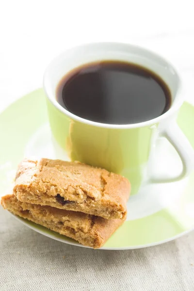 Słodkie ciasteczka i filiżanka kawy. — Zdjęcie stockowe