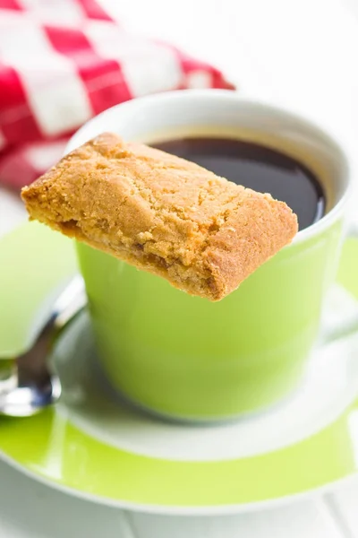 Biscotti dolci e tazza di caffè . — Foto Stock