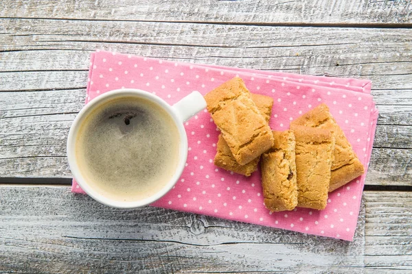 Süße Kekse und Kaffeetasse. — Stockfoto
