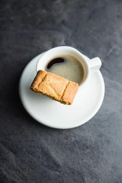 달콤한 쿠키와 커피 컵. — 스톡 사진