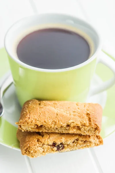 Сладкое печенье и чашка кофе . — стоковое фото