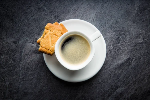 Süße Kekse und Kaffeetasse. — Stockfoto