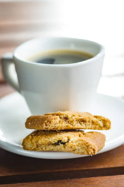 Biscotti dolci e tazza di caffè . — Foto Stock