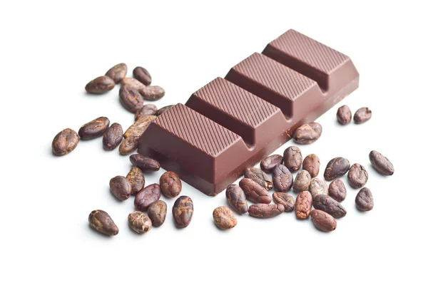 Barra di cioccolato fondente e fagioli di cacao . — Foto Stock