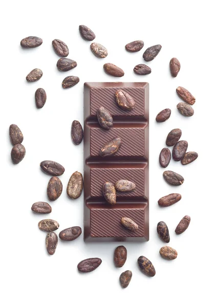 Tmavá čokoládová tyčinka a kakaové boby. — Stock fotografie