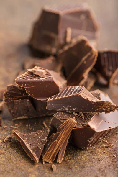 Gehackte dunkle Schokolade. — Stockfoto