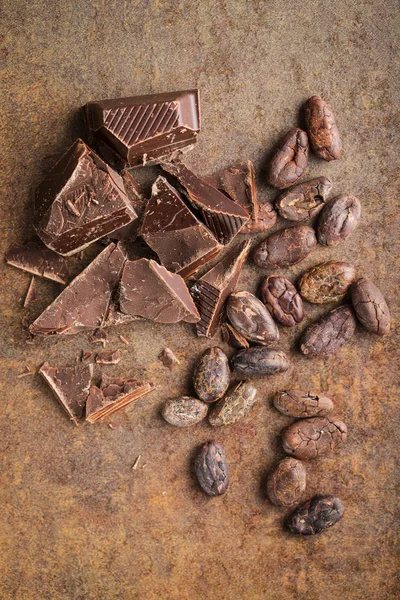 Dunkle Schokolade und Kakaobohnen. — Stockfoto