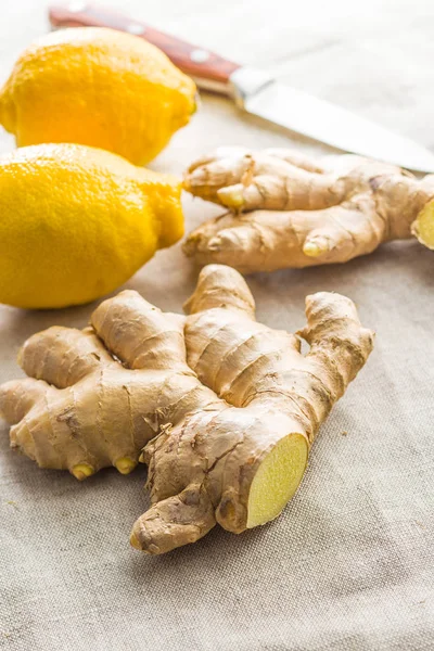 Geschnittene Ingwerwurzel und Zitrone. — Stockfoto