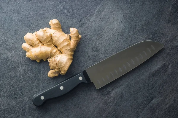 Ingwerwurzel und Messer. — Stockfoto