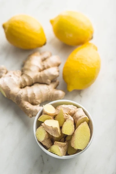 Dilimlenmiş zencefil kökü ve limon. — Stok fotoğraf