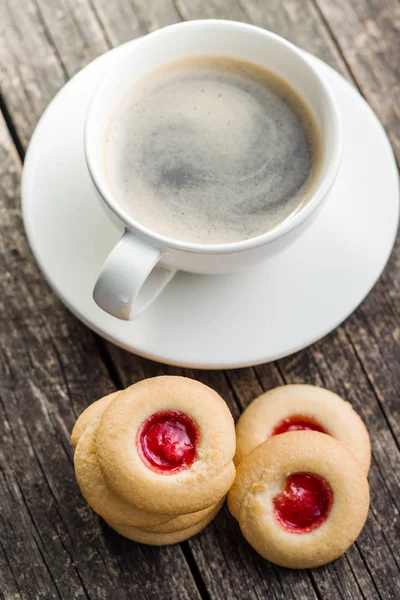 Biscuits à la gelée sucrée et tasse de café . — Photo
