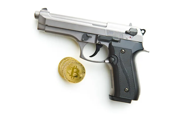 Bitcoins dorés. Crypto-monnaie et arme de poing . — Photo