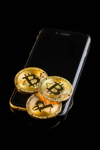 Bitcoin лежит на смартфоне . — стоковое фото