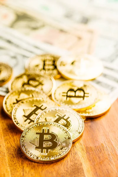 Goldene Bitcoins. Kryptowährung. — Stockfoto