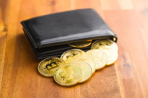Золотые биткоины в кошельке . — стоковое фото