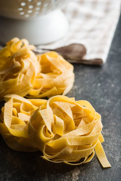 Rå tagliatelle pasta. — Stockfoto