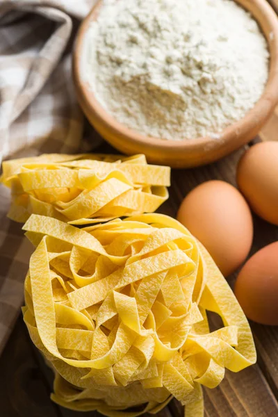 Rohe Tagliatelle Nudeln. — Stockfoto