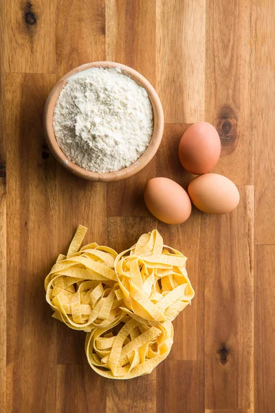 Rå tagliatelle pasta. — Stockfoto