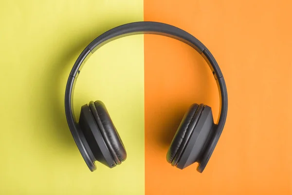 Kuulokkeet kaksinkertainen värikäs tausta . — kuvapankkivalokuva
