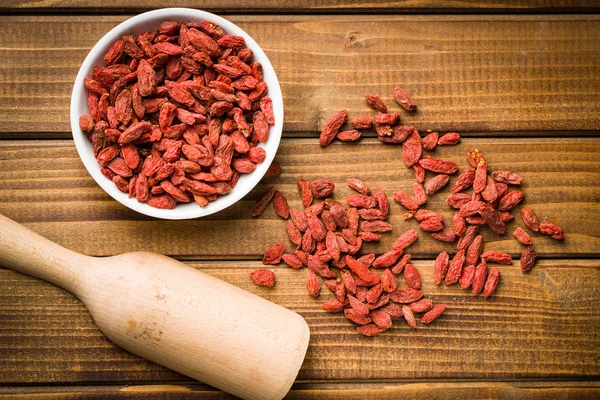 Goji の果実を乾燥させたάνδρας να επιβάλει γυναίκα στα χέρια στο Λιβάδι το καλοκαίρι. — ストック写真