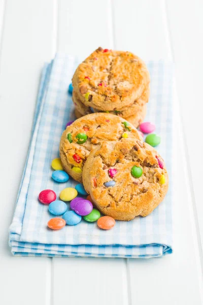 Biscoitos doces com doces coloridos . — Fotografia de Stock