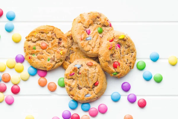 Biscoitos doces com doces coloridos . — Fotografia de Stock