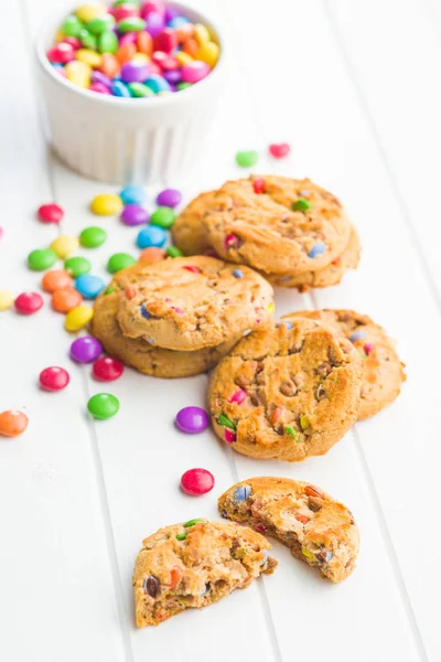 Biscoitos doces com doces coloridos . — Fotografia de Stock