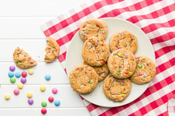 Солодке печиво з різнокольоровими цукерками . — стокове фото