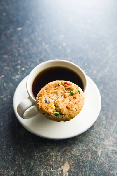 Söta kakor med färgglada godis och kaffemugg. — Stockfoto