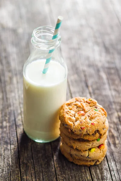 Süße Kekse mit bunten Bonbons und Milch. — Stockfoto