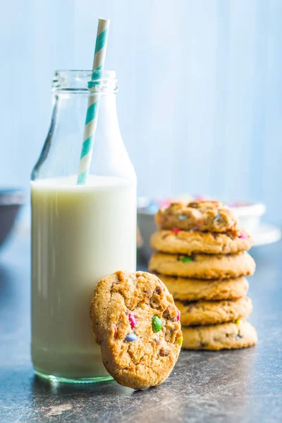 Zoete koekjes met kleurrijke snoepjes en melk. — Stockfoto