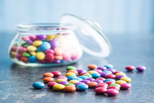 Красочные шоколадные конфеты в банке . — стоковое фото