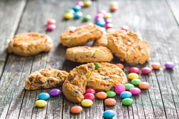 Biscoitos doces com doces coloridos . — Fotografia de Stock