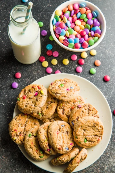 Dolci biscotti con caramelle colorate . — Foto Stock