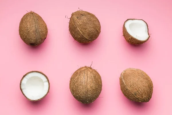 De gehalveerde kokosnoten. — Stockfoto