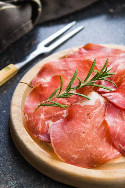 Prosciutto crudo en rodajas . —  Fotos de Stock