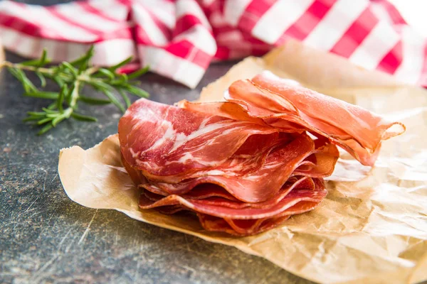 Crudo di prosciutto affettato . — Foto Stock