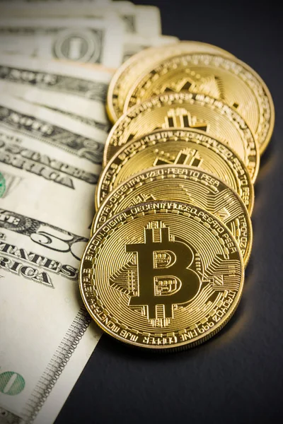 Goldene Bitcoins. Digitale Kryptowährung. — Stockfoto