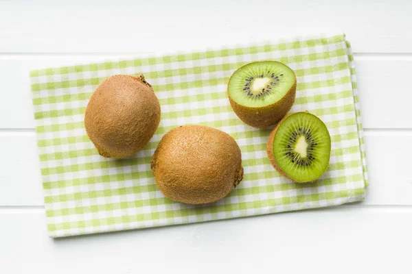 Rozpůlené kusy kiwi ovoce. — Stock fotografie