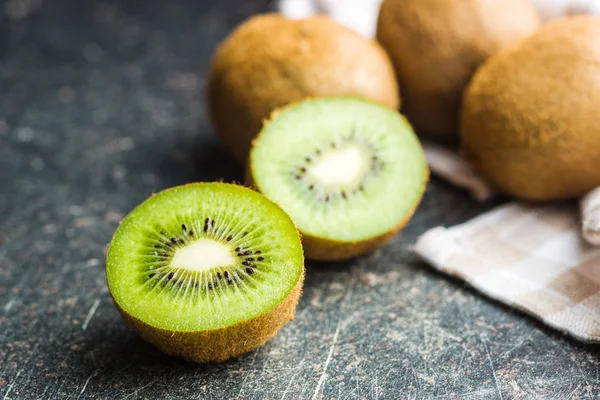 Halved kiwi fruit. — Stock Photo, Image