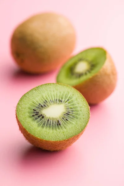 Halved kiwi fruit. — Stock Photo, Image