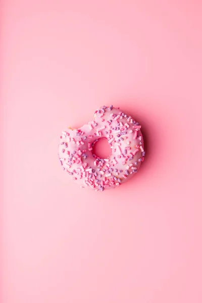 En biten donut. — Stockfoto