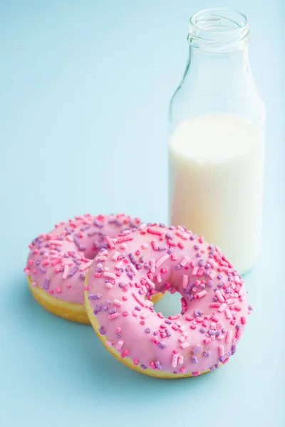 两个粉红色甜甜圈和牛奶. — 图库照片