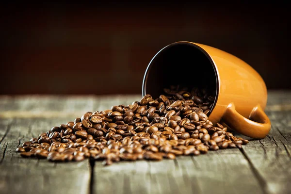 Kaffebönor och kaffemugg. — Stockfoto