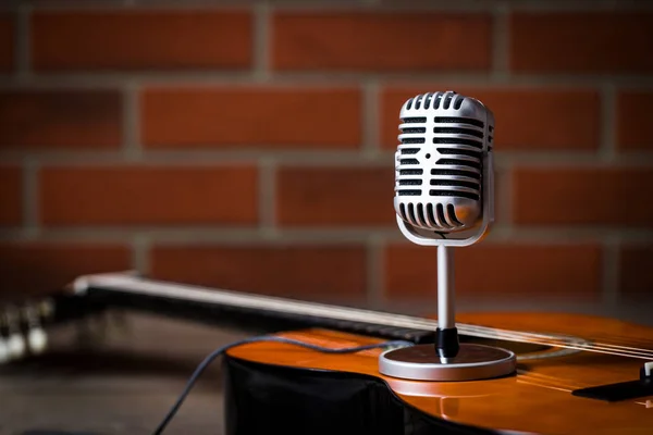 Vintage microphone and guitar. — Stock Photo, Image